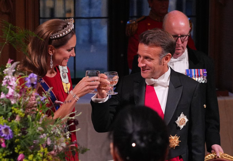 Emmanuel Macron “flirton” me princeshën britanike, i shkel syrin gjatë banketit në Kështjellën Windsor.