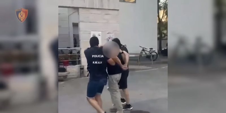 Inskenoi rëmbimin e vet për të përfituar para nga i ati, arrestohet 28-vjeçari në Kavajë