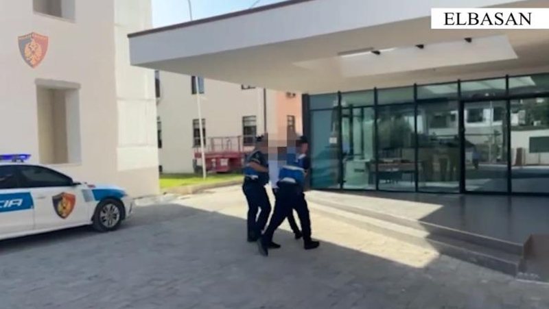 Theu masën e arrestit shtëpiak dhe vodhi një makinë, arrestohet 19-vjeçari në Elbasan