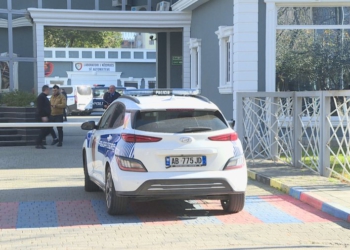 Hyri për të vjedhur me dhunë një shumë parash në një banesë, arrestohet 49-vjeçari në Farkë