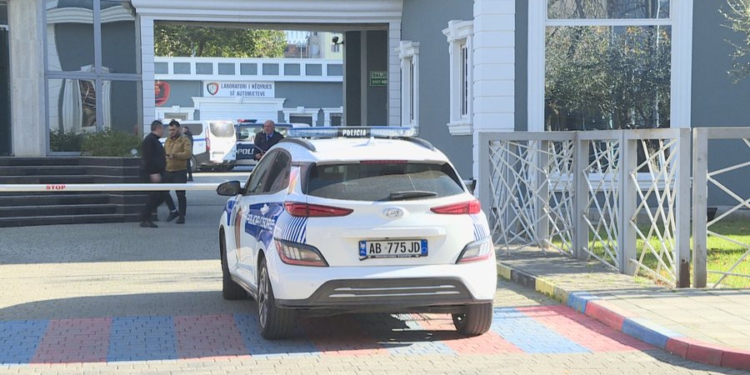 Hyri për të vjedhur me dhunë një shumë parash në një banesë, arrestohet 49-vjeçari në Farkë