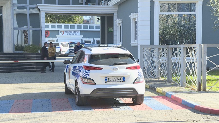 Hyri për të vjedhur me dhunë një shumë parash në një banesë, arrestohet 49-vjeçari në Farkë