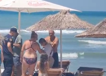 E rëndë në Vlorë, nënë e bijë përfundojnë në intubim, rrezikuan të mbyten në plazhin e Lungomares