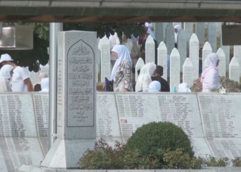 “Në Europë s’ka vend për mohim”, 30 vjet nga masakra e Srebrenicës, mijëra boshnjakë kujtojnë viktimat