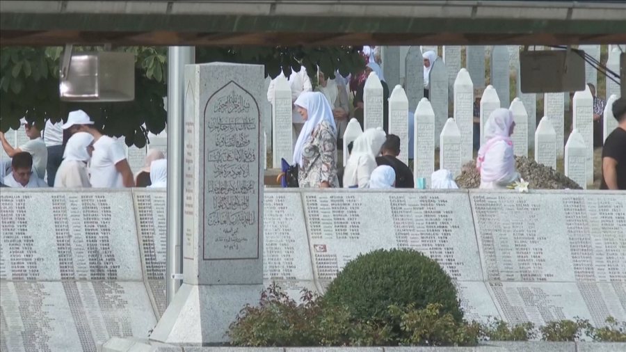 “Në Europë s’ka vend për mohim”, 30 vjet nga masakra e Srebrenicës, mijëra boshnjakë kujtojnë viktimat