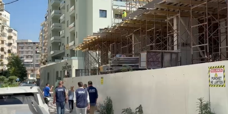 VIDEO / Fill pas fjalës së Ramës, IKMT ‘zbarkon’ në Vlorë dhe sekuestron pallatin