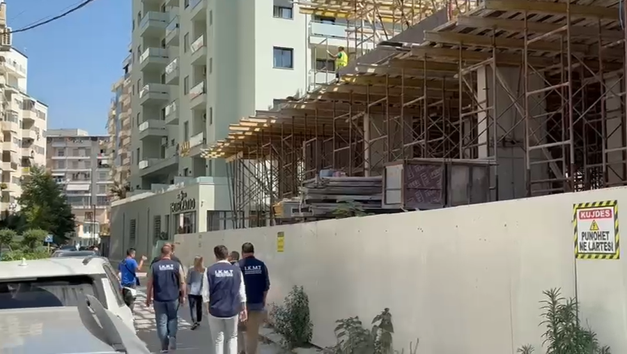 VIDEO / Fill pas fjalës së Ramës, IKMT ‘zbarkon’ në Vlorë dhe sekuestron pallatin