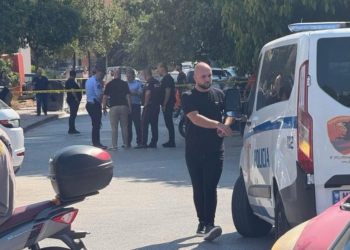 Të shtëna me armë zjarri pranë stadiumit në Sarandë, dy të plagosur dërgohen në spital