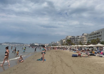 Në plazhin e Durrësit humbin çdo ditë 4-5 fëmijë