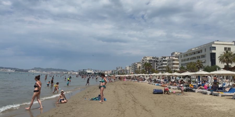 Në plazhin e Durrësit humbin çdo ditë 4-5 fëmijë