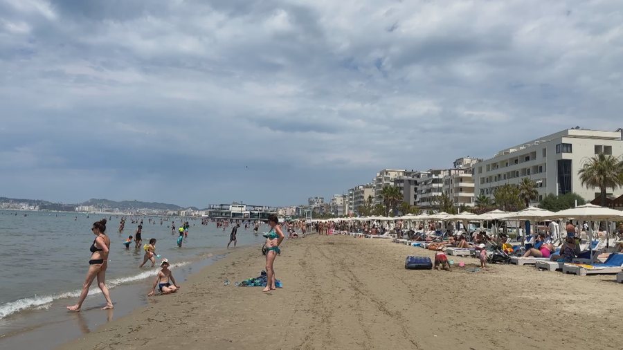 Në plazhin e Durrësit humbin çdo ditë 4-5 fëmijë