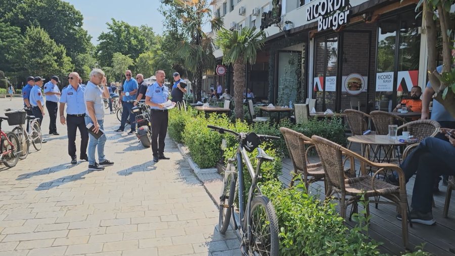 Shkodra liron trotuaret. Policia Bashkiake në aksion, shkodranët mirëpresin lirimin e hapësirave