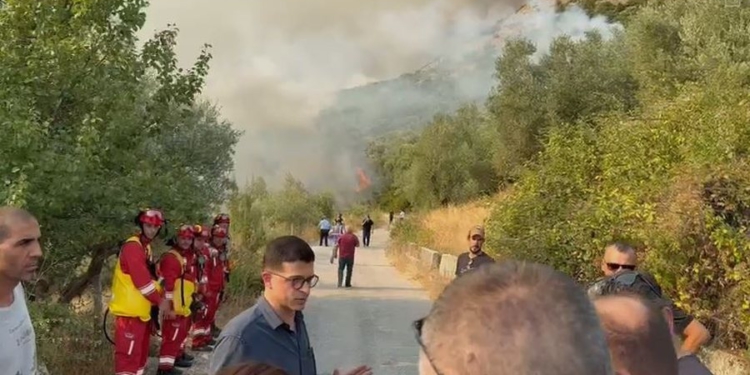 Përmirësohet situata e zjarreve në Delvinë, 4 helikopterë për shuarjen e flakëve. Tym i madh në Skërficë