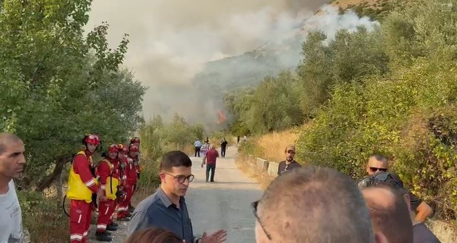 Përmirësohet situata e zjarreve në Delvinë, 4 helikopterë për shuarjen e flakëve. Tym i madh në Skërficë