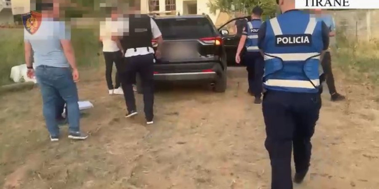 Shisnin kokainë në Tiranë, arrestohen dy persona