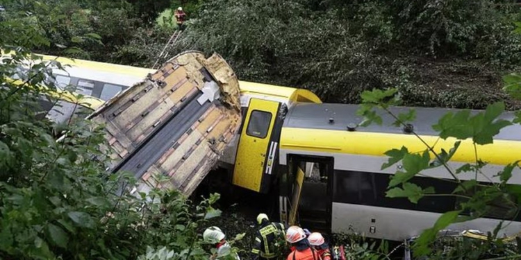 Del nga shinat treni me pasagjerë në Gjermani, viktima dhe të plagosur, shkak dyshohet…