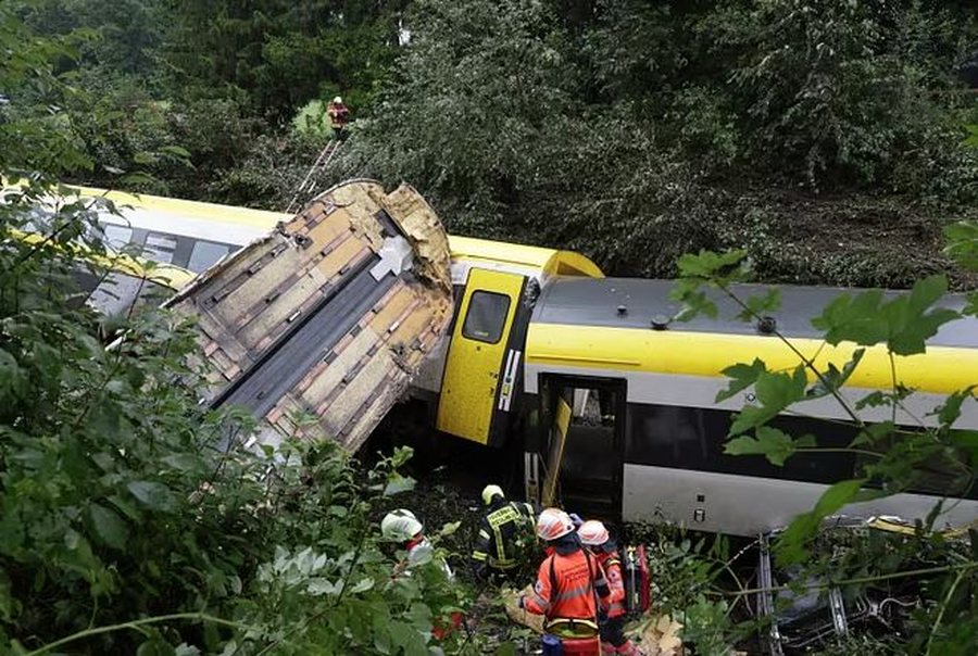 Del nga shinat treni me pasagjerë në Gjermani, viktima dhe të plagosur, shkak dyshohet…