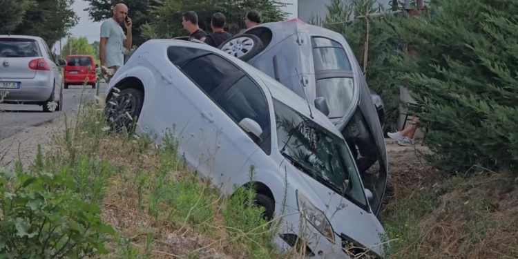 Përplasen dy automjete në aksin Fier–Berat, përfundojnë në kanal, detajet e para