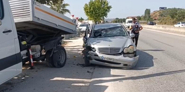 Aksident në autostradën Lushnjë-Rrogozhinë, Benzi përplas kamionçinën e parkuar anës rrugës. 2 të plagosur