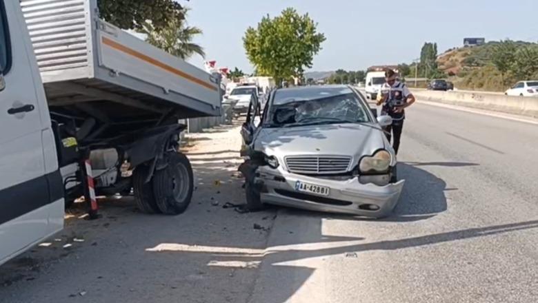 Aksident në autostradën Lushnjë-Rrogozhinë, Benzi përplas kamionçinën e parkuar anës rrugës. 2 të plagosur