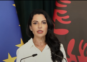 Zjarri rrezikon banorët në Sasaj të Himarës, Balluku: Nuk kanë dëshirë të evakuohen