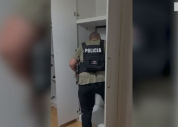 “Kronikat e Narnias” në botën e krimit/ Babë e bir arrestohet për prodhim dokumentesh të falsifikuara, hyrja për në laborator… nga dollapi (Video)