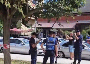 Dy të moshuar përplasen me thika në Durrës, njëri dërgohet në spital