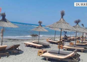 Aksion në Currila, sekuestrohen mbi 90 sete çadrash dhe shezlongësh të vendosura pa leje