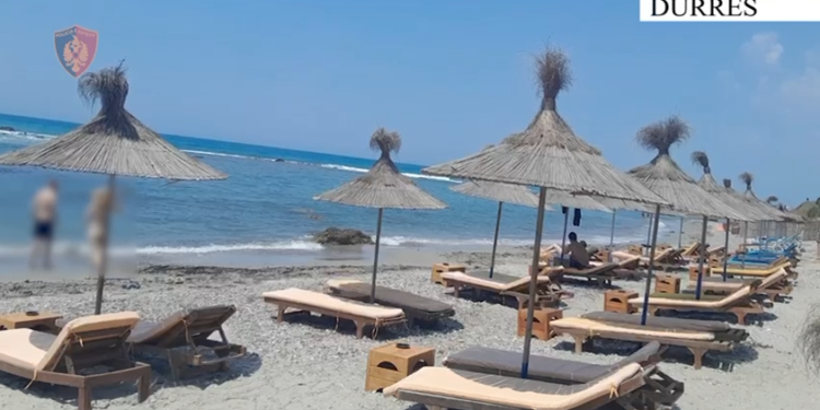 Aksion në Currila, sekuestrohen mbi 90 sete çadrash dhe shezlongësh të vendosura pa leje
