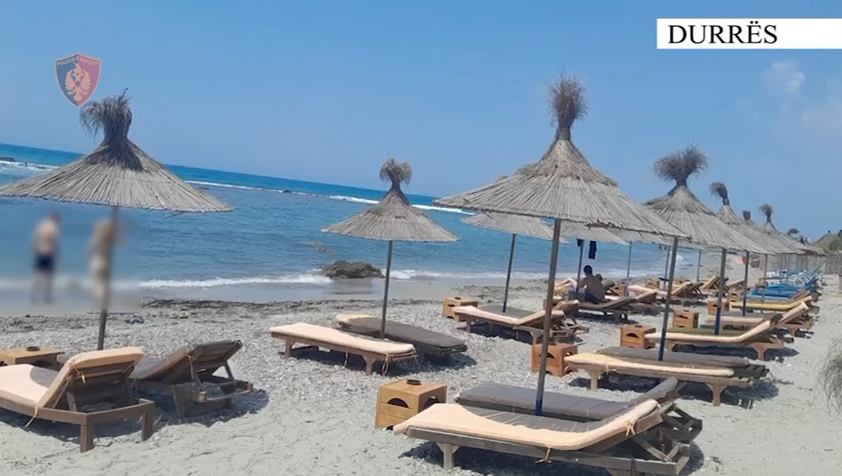 Aksion në Currila, sekuestrohen mbi 90 sete çadrash dhe shezlongësh të vendosura pa leje