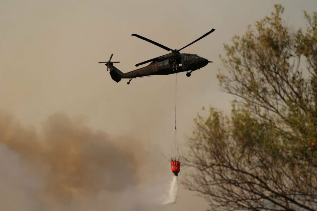 Helikopterët mbi flakë, 40 të evakuuar. Zjarret rrezikojnë banesat në Borsh, Piqeras dhe Sasaj