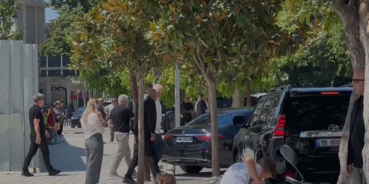 Rama, 60 minuta në Bashkinë e Vlorës, kërkoi angazhim për mbarëvajtjen e sezonit turistik