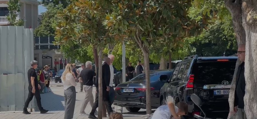 Rama, 60 minuta në Bashkinë e Vlorës, kërkoi angazhim për mbarëvajtjen e sezonit turistik