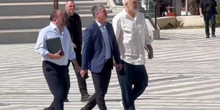 “Shkrirja” e bashkisë së Vlorës, kush janë drejtuesit që dorëzuan dorëheqjen me urdhër të Ramës (Emrat)