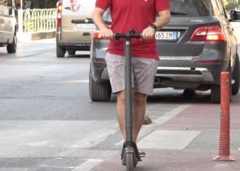 Italia shtrëngon rregullat për monopatinat elektrike, targa të detyrueshme dhe masa të reja sigurie