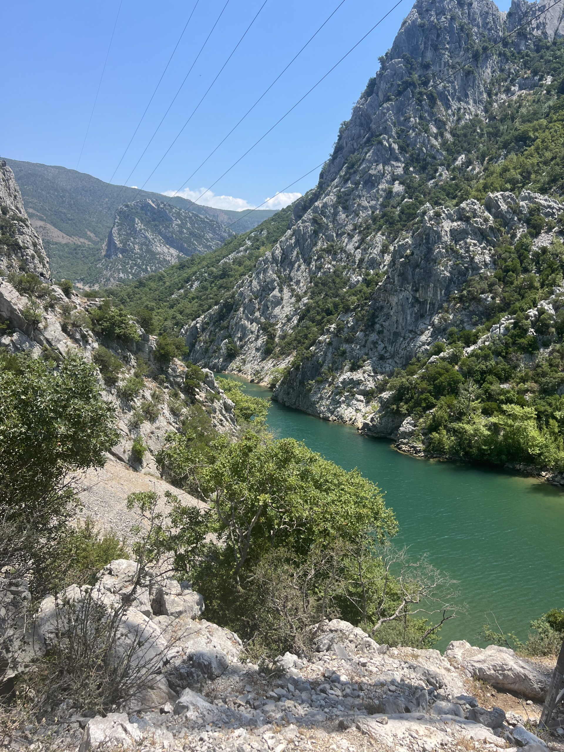 Detaje nga ngjarja në Ulëz/ 23-vjeçari u qëllua teksa ishte në lëvizje, makina përfundoi në Liqenin e Shkopetit