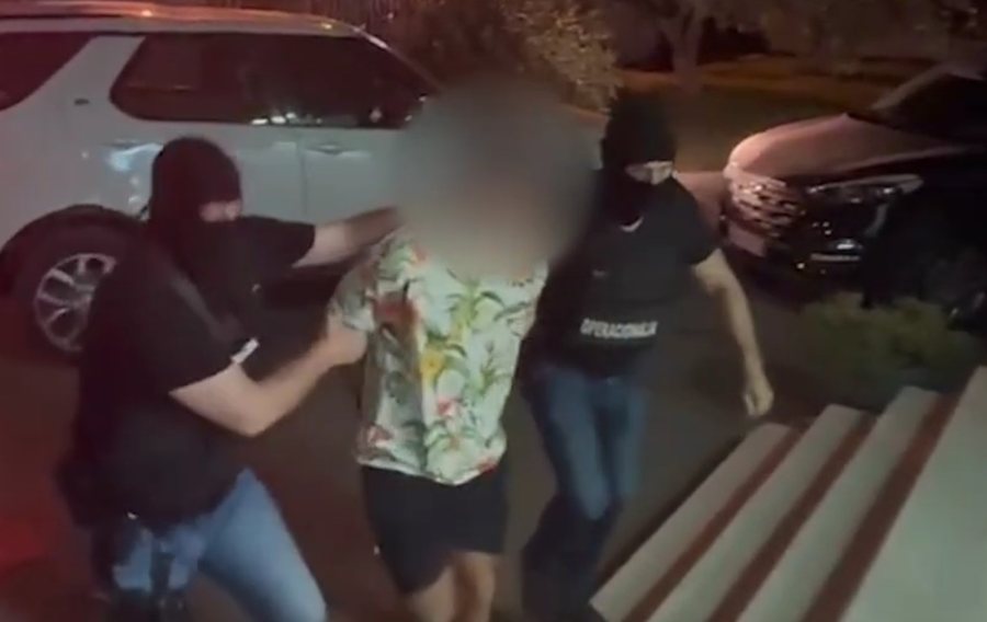 Arrestohet 21-vjeçari në Durrës, iu gjet kokainë, kanabis, armë zjarri e municion luftarak