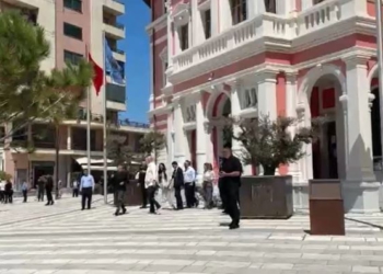 Tre ditë pas dorëheqjes së 21 drejtorëve, kryeministri Rama sërish në Bashkinë Vlorë