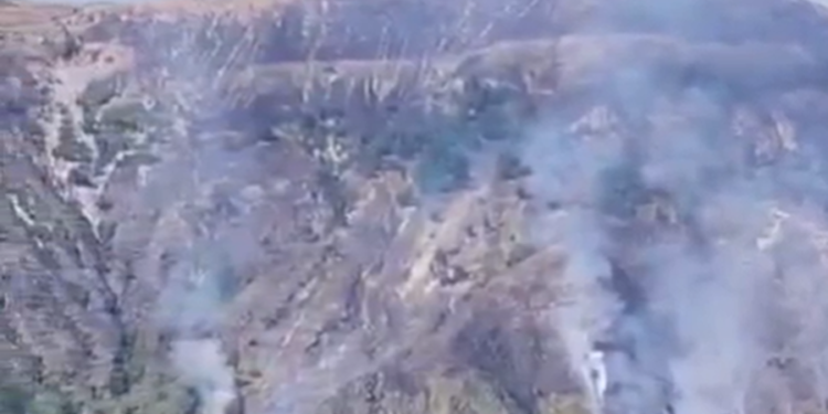 Zjarri jashtë kontrollit në malin mbi Dukat, nis ndërhyrja nga ajri me helikopterin e FA-ve