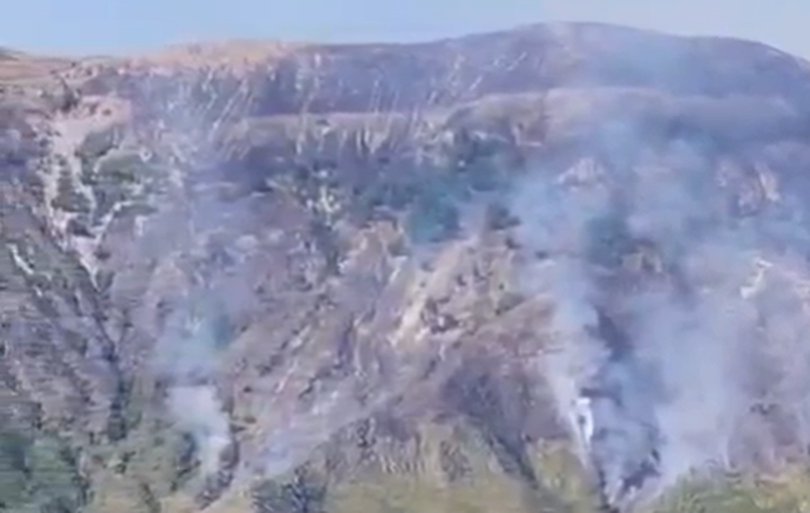 Zjarri jashtë kontrollit në malin mbi Dukat, nis ndërhyrja nga ajri me helikopterin e FA-ve