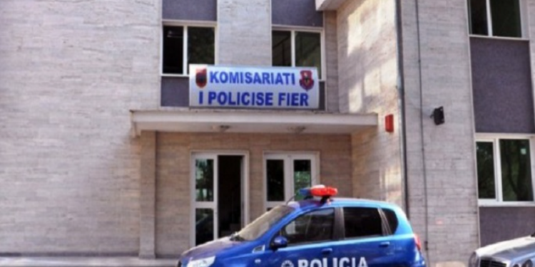 Bullizuan dhe dhunuan një të mitur, procedohen penalisht 4 vajza në Fier, shpallet në kërkim një tjetër