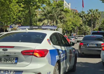 Nën efektin e drogës tentoi t’i largohej patrullës, 29-vjeçari përplas me makinë dy policë