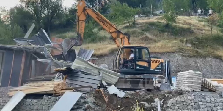 Vijon aksioni në Theth, prishen 60 ndërtime pa leje por nuk mungojnë tensionet
