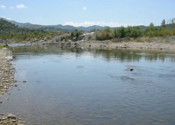 Ishin duke ruajtur bagëtitë dhe u futën në lumë për t’u larë, mbyten dy fëmijë në Elbasan
