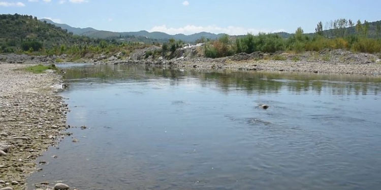 Ishin duke ruajtur bagëtitë dhe u futën në lumë për t’u larë, mbyten dy fëmijë në Elbasan