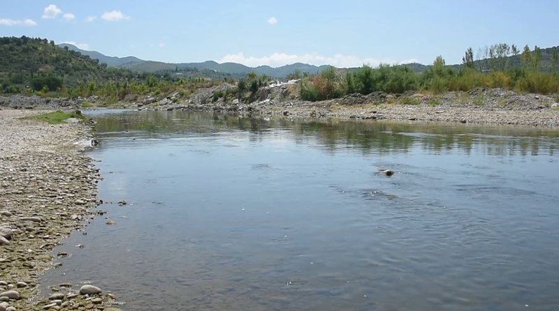 Ishin duke ruajtur bagëtitë dhe u futën në lumë për t’u larë, mbyten dy fëmijë në Elbasan