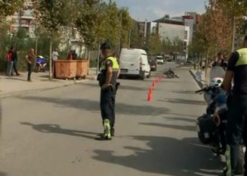 Makina del nga rruga dhe përplaset me dyqanin në Shkodër, plagosen shoferi kosovar dhe 3 familjarët e tij