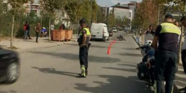 Makina del nga rruga dhe përplaset me dyqanin në Shkodër, plagosen shoferi kosovar dhe 3 familjarët e tij