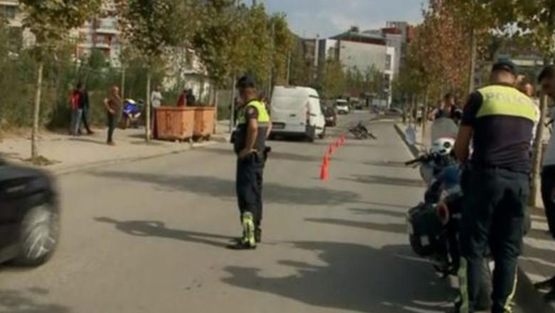 Makina del nga rruga dhe përplaset me dyqanin në Shkodër, plagosen shoferi kosovar dhe 3 familjarët e tij