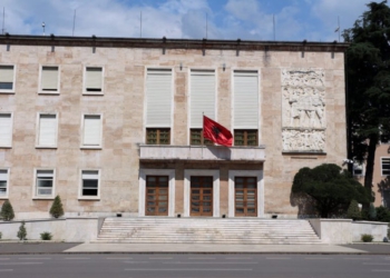 Vendimi i Qeverisë për hapësirat publike/ Ndalohet vendosja e trarëve, rrethimeve apo çdo pengese që janë pjesë e rrugëve të kalimit